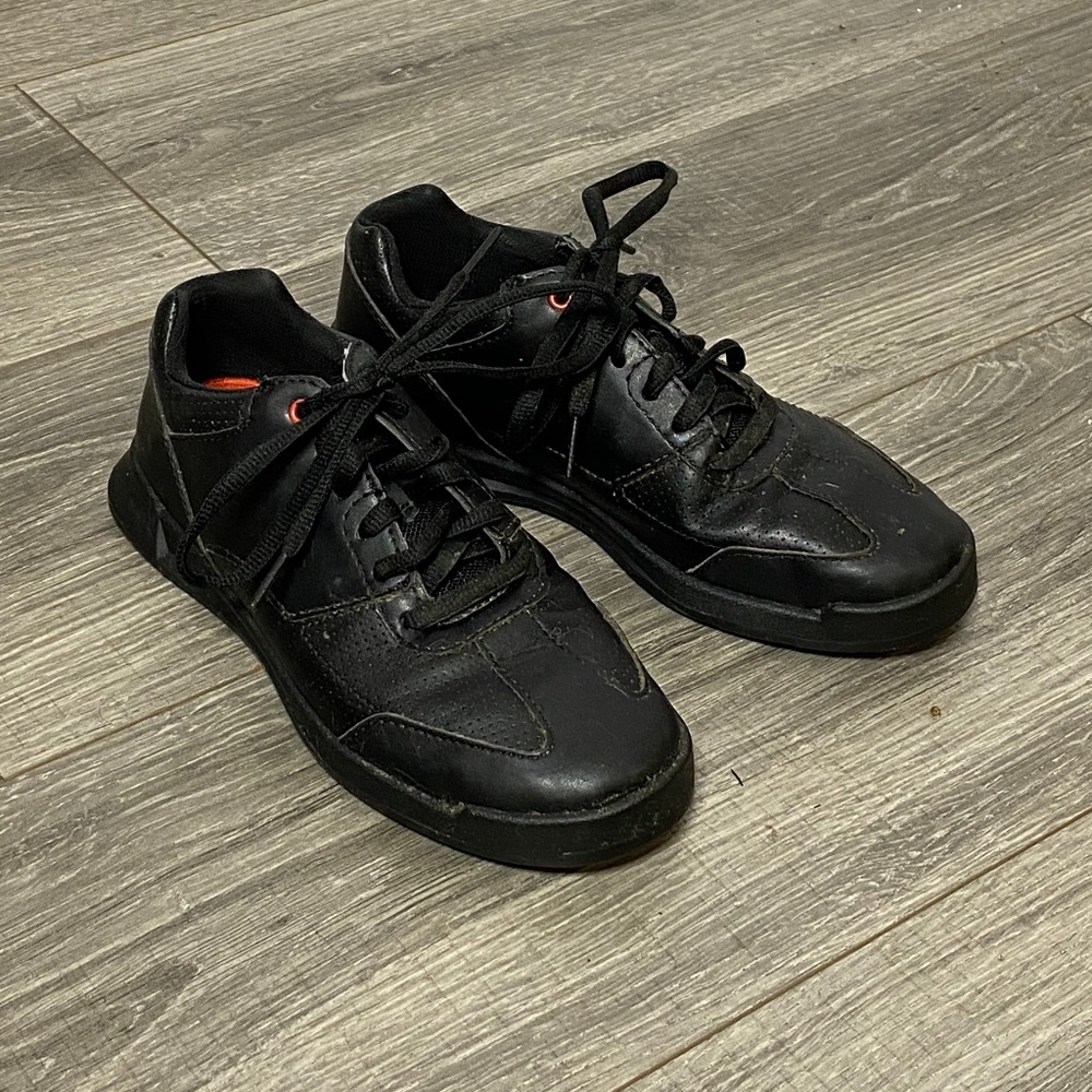 NON MARKING & SLIP RESISTANT WORK SHOES